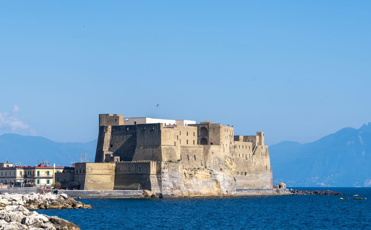 Castel dell'Ovo pri mori v Neapole