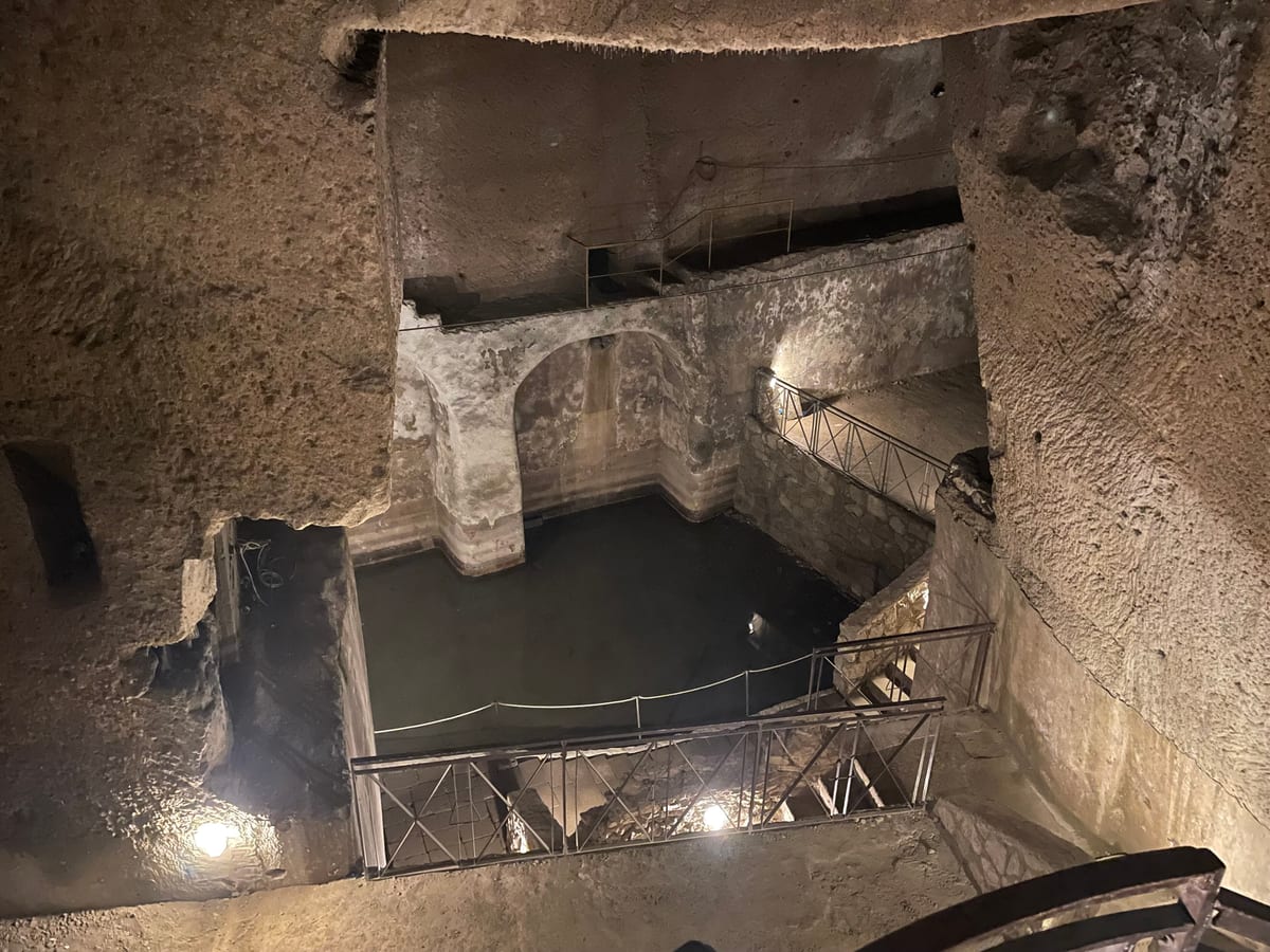 Antická cisterna v podzemí Napoli Sotterranea