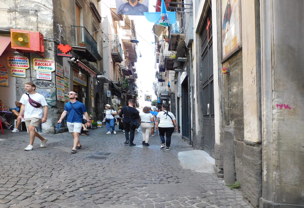 Via San Biagio dei Librai v historickom centre Neapola
