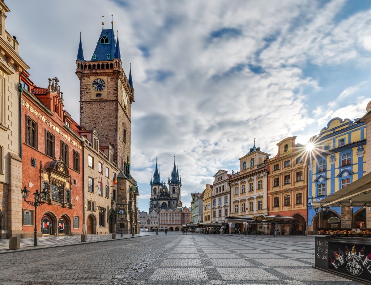 Prázdne Staromestské námestie skoro ráno