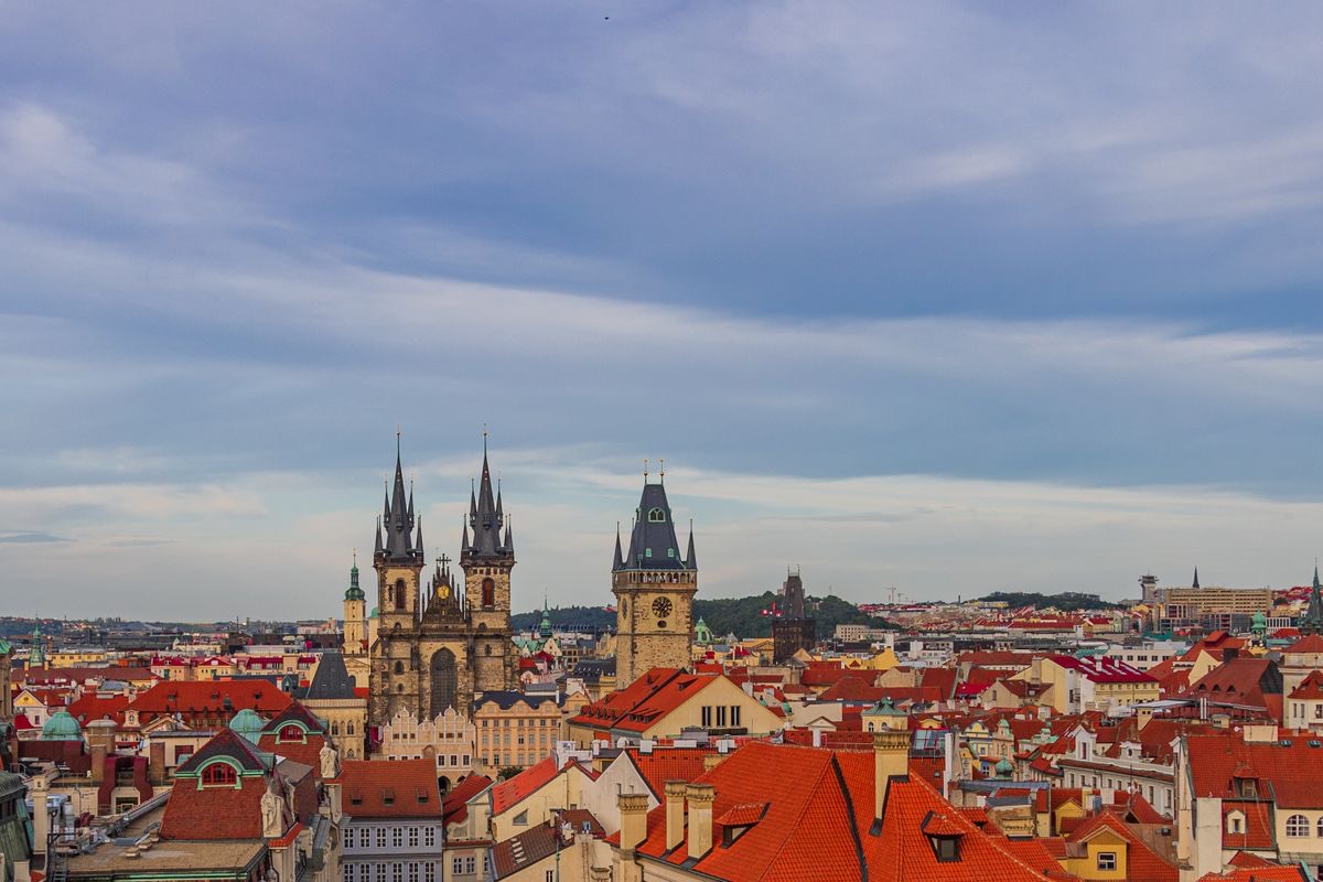 Pohľad na Staré Mesto a Týnsky chrám zhora