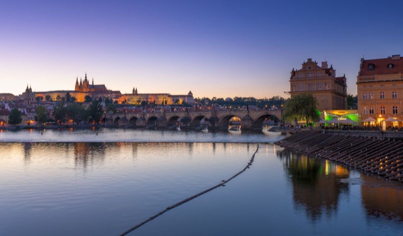 Karlov most a Pražský hrad nad Vltavou pri súmraku