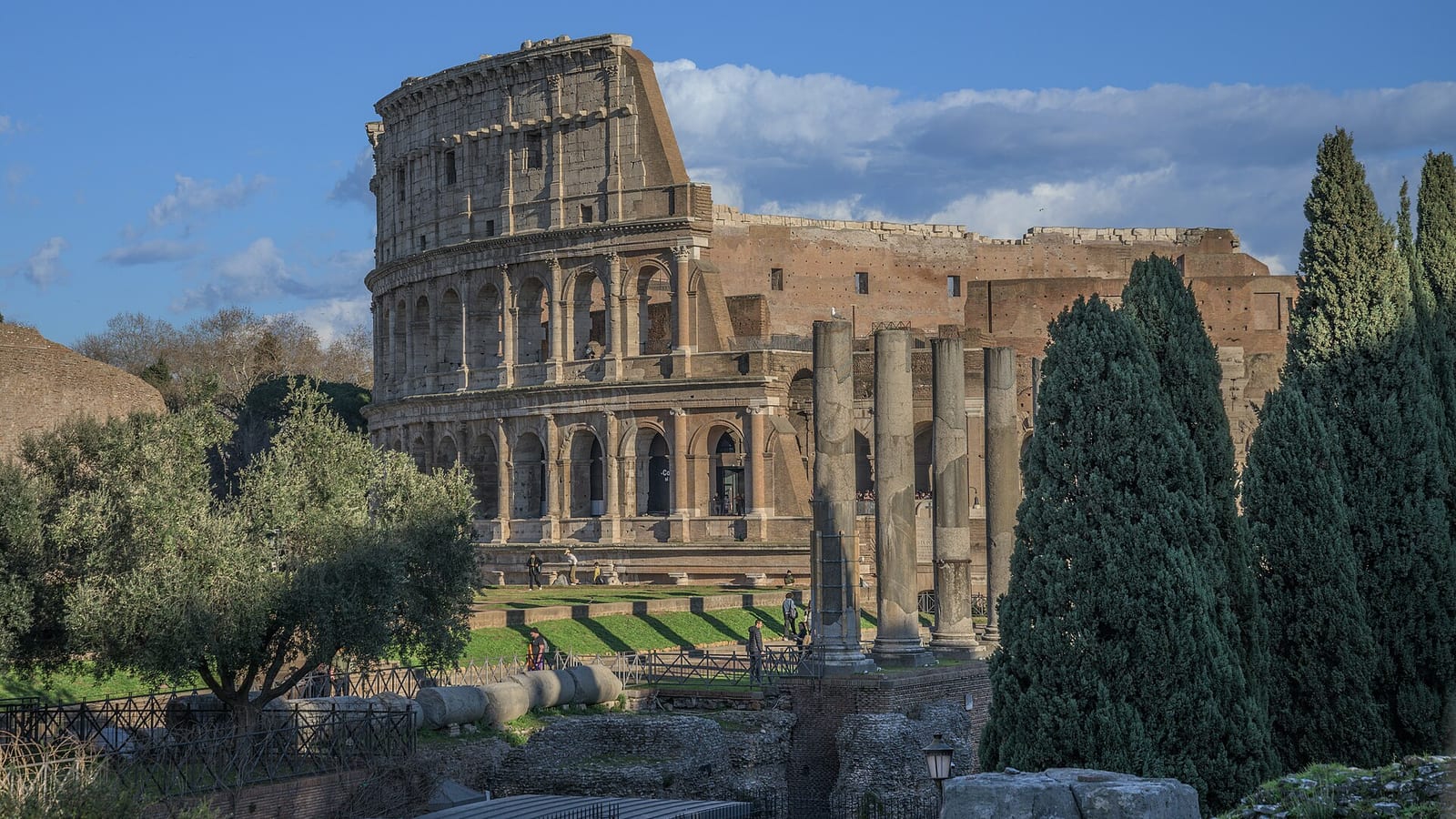Koloseum v Ríme s ruinami Fora Romanum v popredí