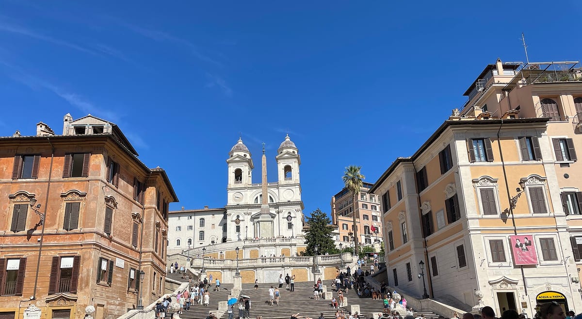 Španielske schody a kostol Trinità dei Monti v Ríme