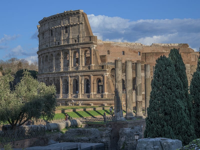 Koloseum v Ríme s ruinami Fora Romanum v popredí