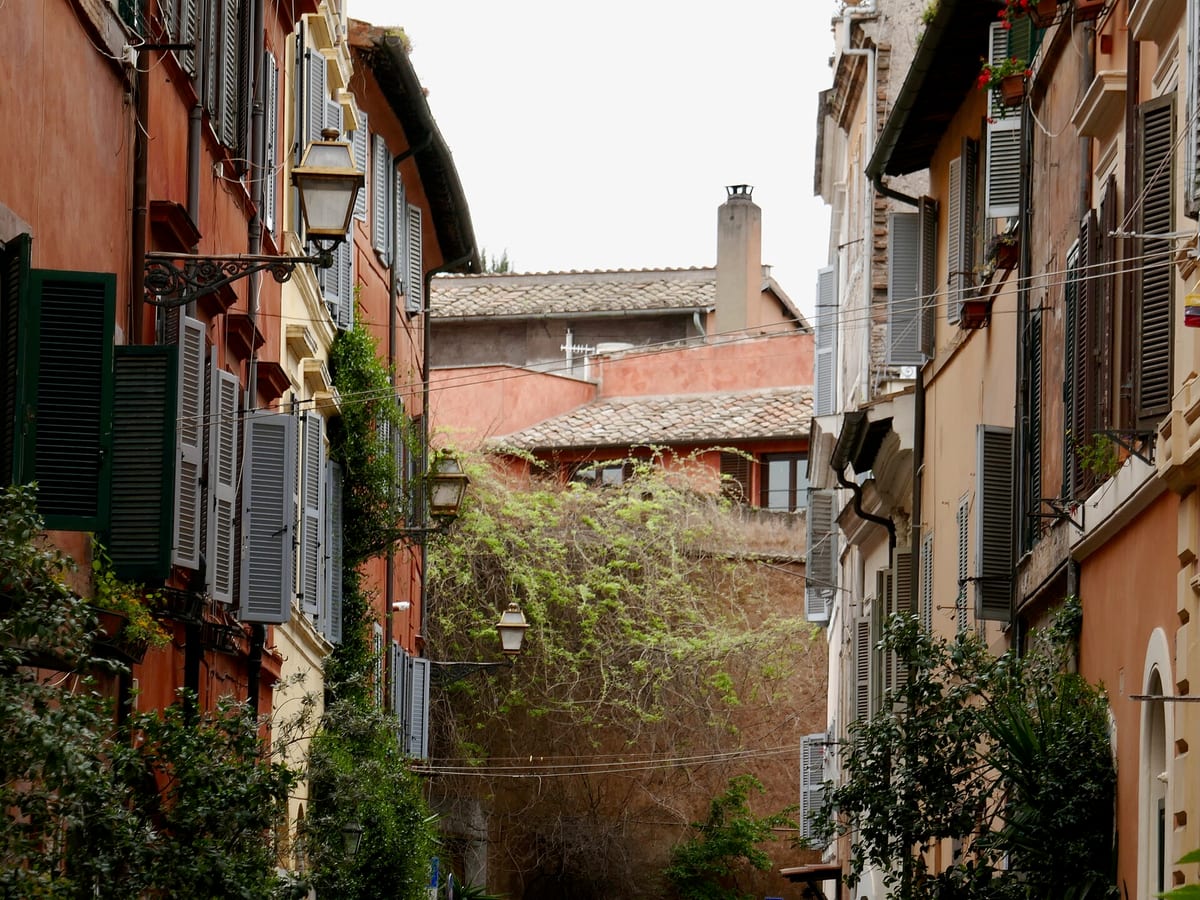 Úzka ulica s okenicami v štvrti Trastevere v Ríme