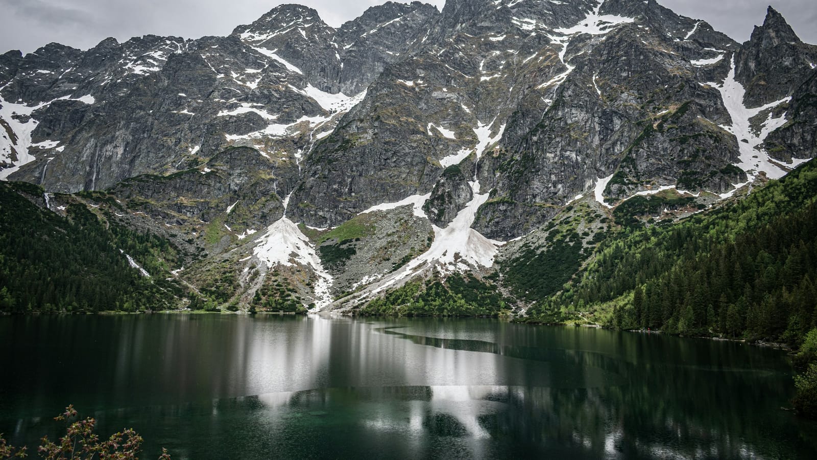 Pleso Morskie Oko pod štítmi Tatier so snehom v žľaboch