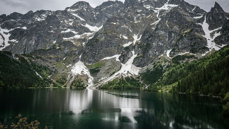 Pleso Morskie Oko pod štítmi Tatier so snehom v žľaboch