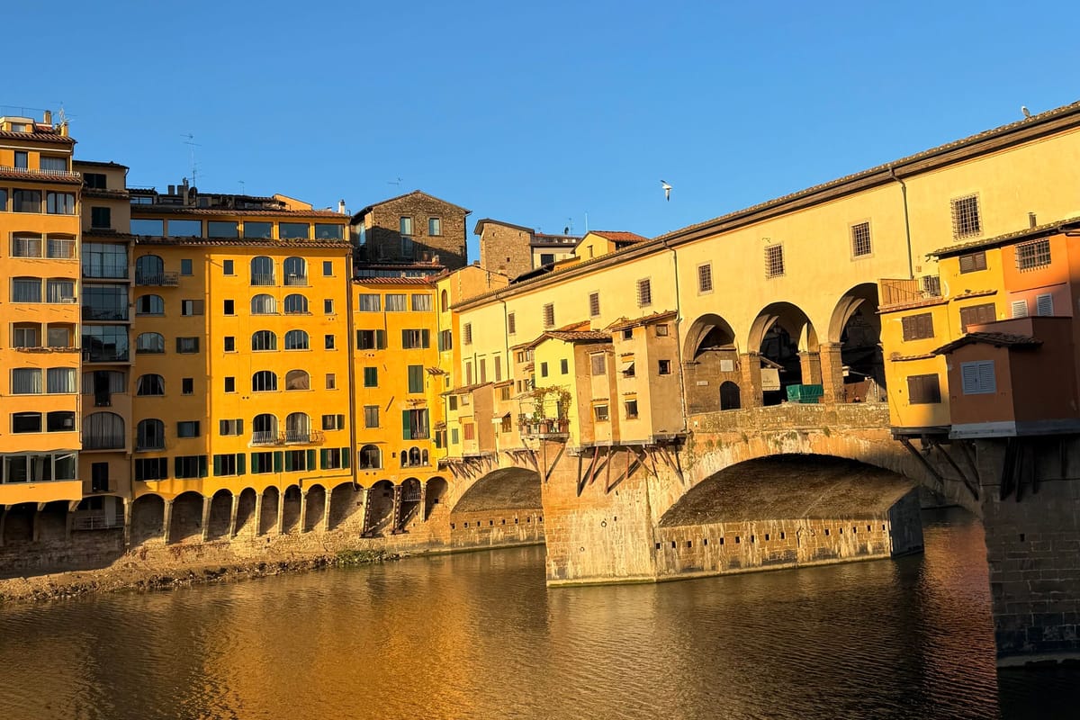Most Ponte Vecchio s domčekmi zlatníkov nad riekou Arno v podvečernom slnku
