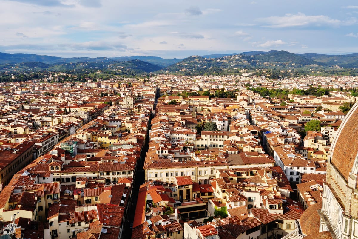 Červené strechy Florencie a kopce Toskánska z vrcholu Giottovej zvonice