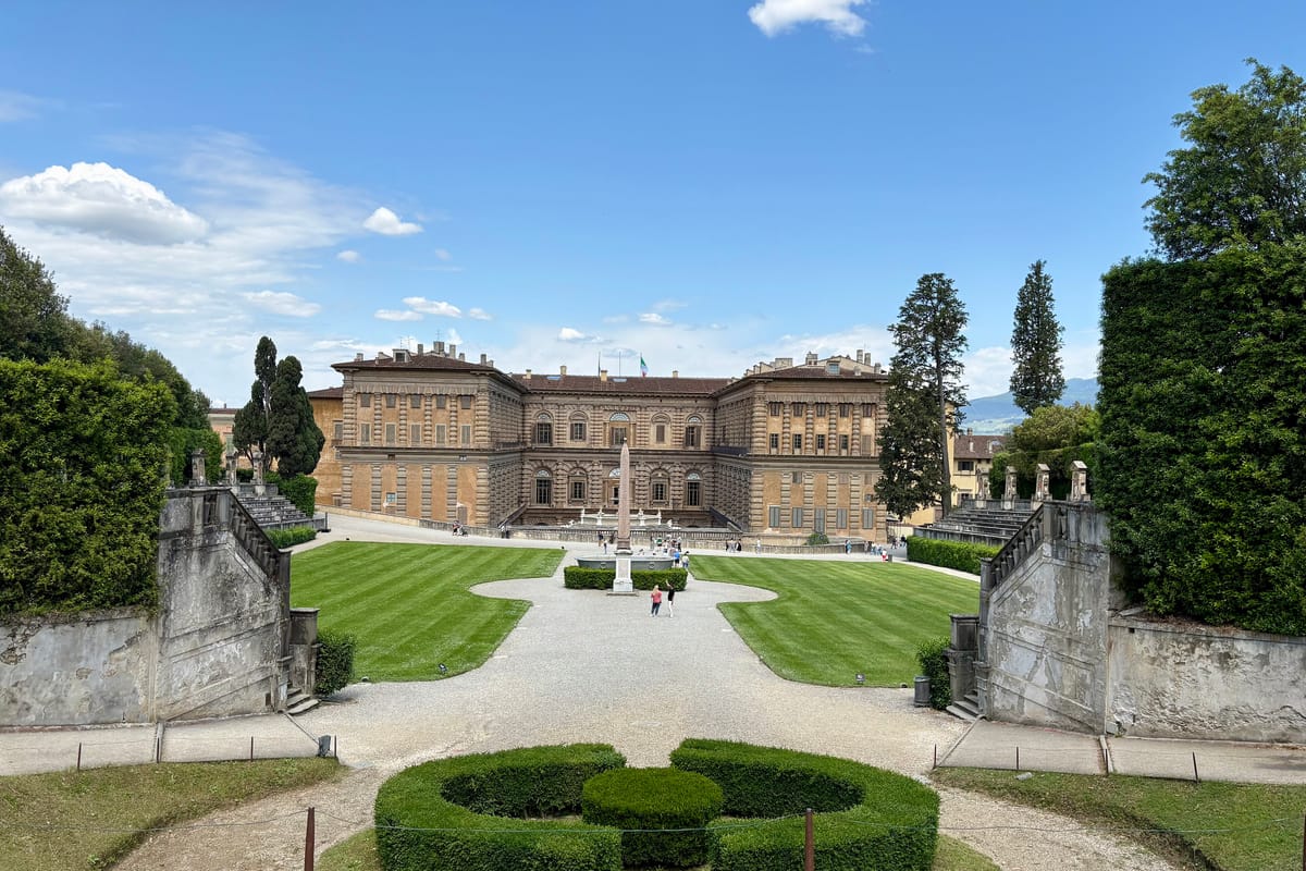 Záhrady Boboli so strihanými kríkmi a Palác Pitti v pozadí