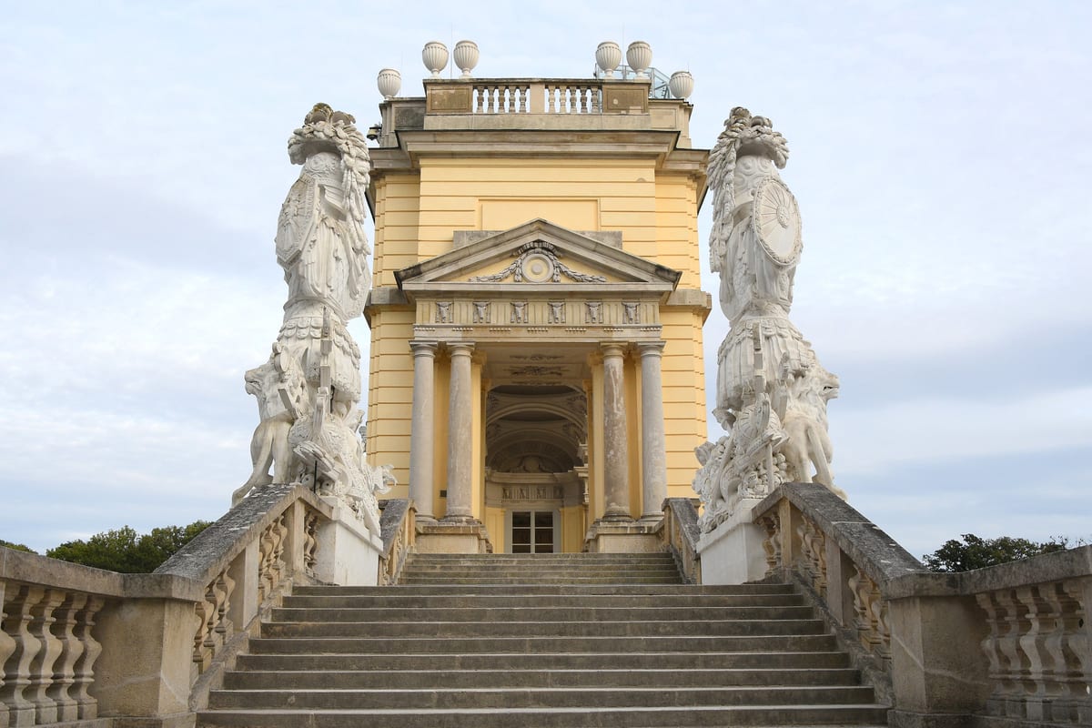 Schodisko a sochy pri vstupe do Gloriette na kopci nad zámockým parkom Schönbrunn