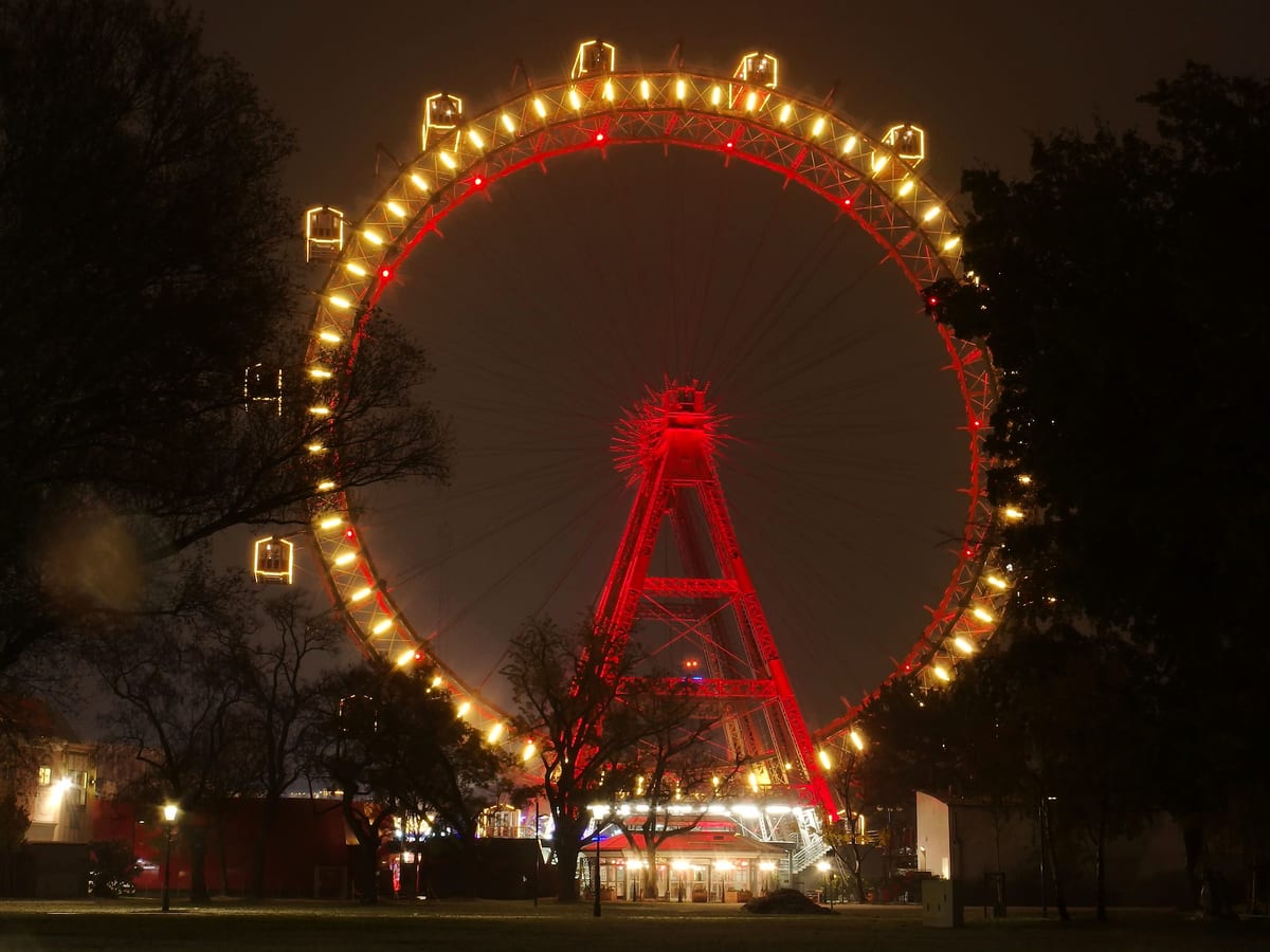 Obrie koleso Riesenrad v Prateri osvetlené po zotmení červenými a žltými svetlami