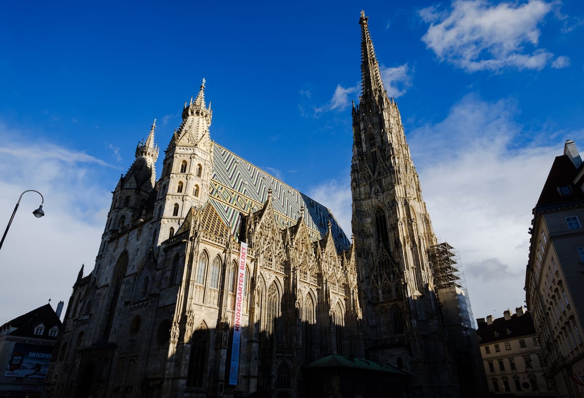 Gotický Stephansdom vo Viedni s vysokou južnou vežou a farebnou strechou zo škridiel