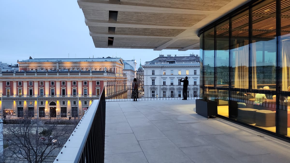 Terasa Wien Musea s výhľadom na budovy okolo Karlsplatzu vo Viedni
