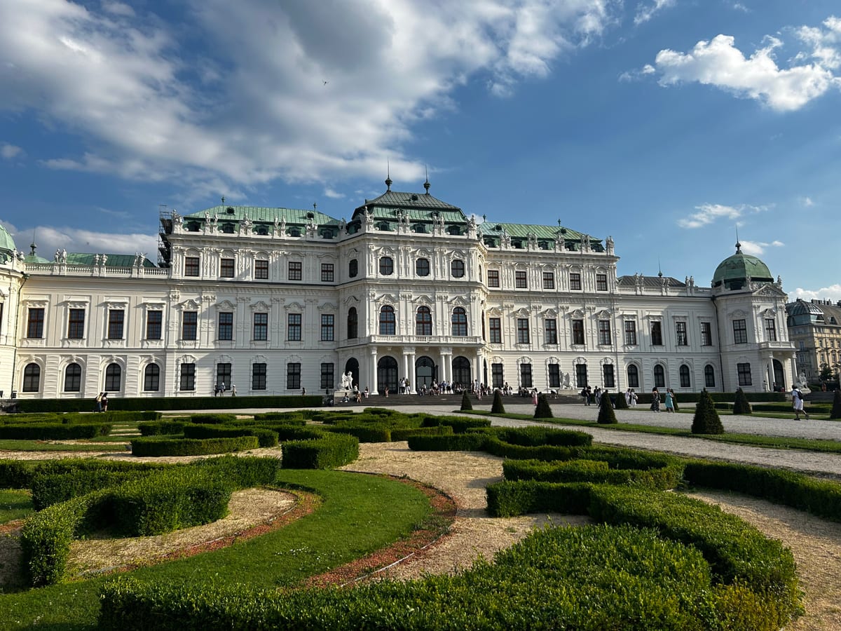 Horný Belvedere zo strany záhrady s ornamentálnymi záhonmi zo zostrihaných kríkov