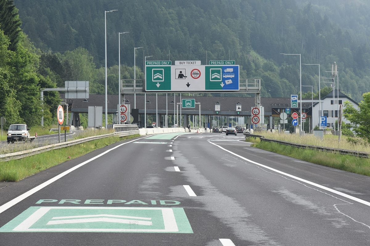 Zelený pruh Prepaid na ceste pred mýtnou stanicou tunela Bosruck na diaľnici A 9