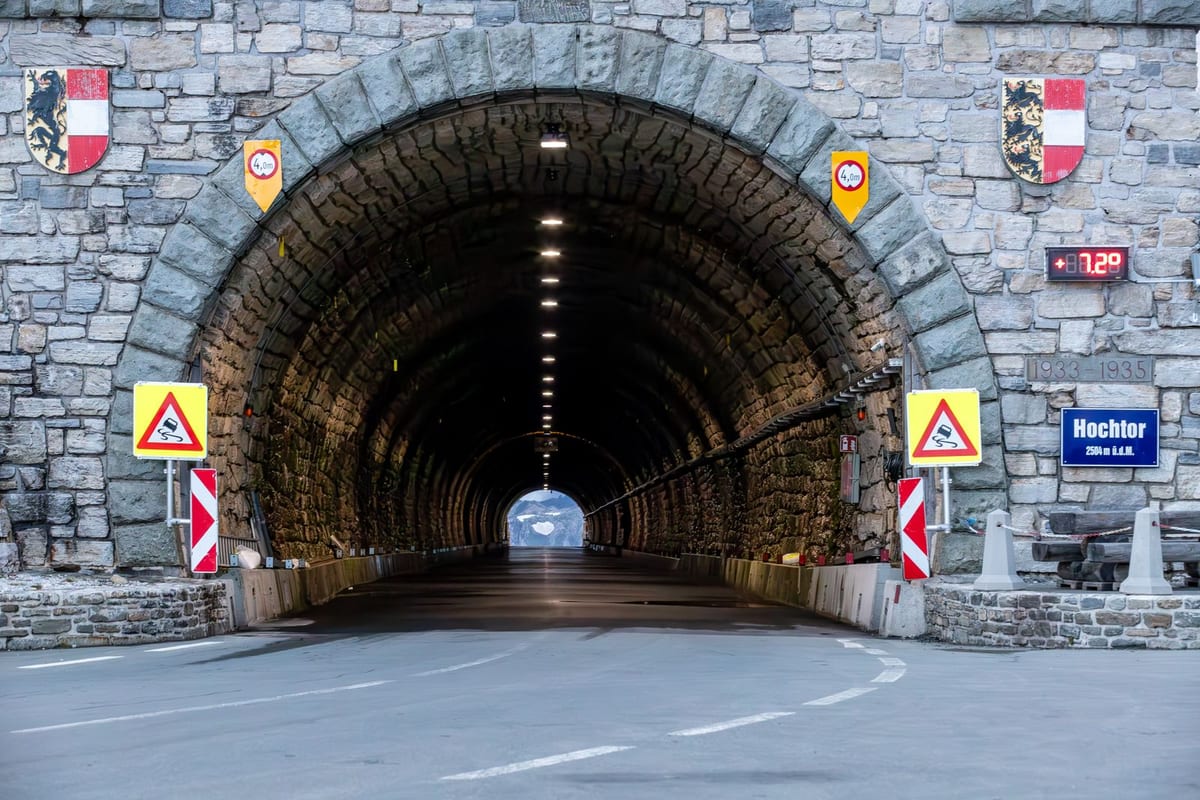 Kamenný portál tunela Hochtor na ceste Großglockner Hochalpenstraße s erbmi nad vjazdom