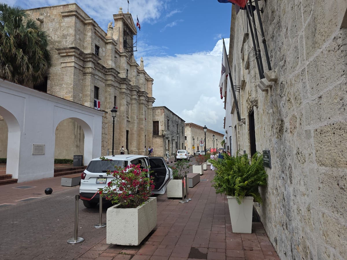 Kamenné domy na ulici Calle las Damas v Zona Colonial v Santo Domingu