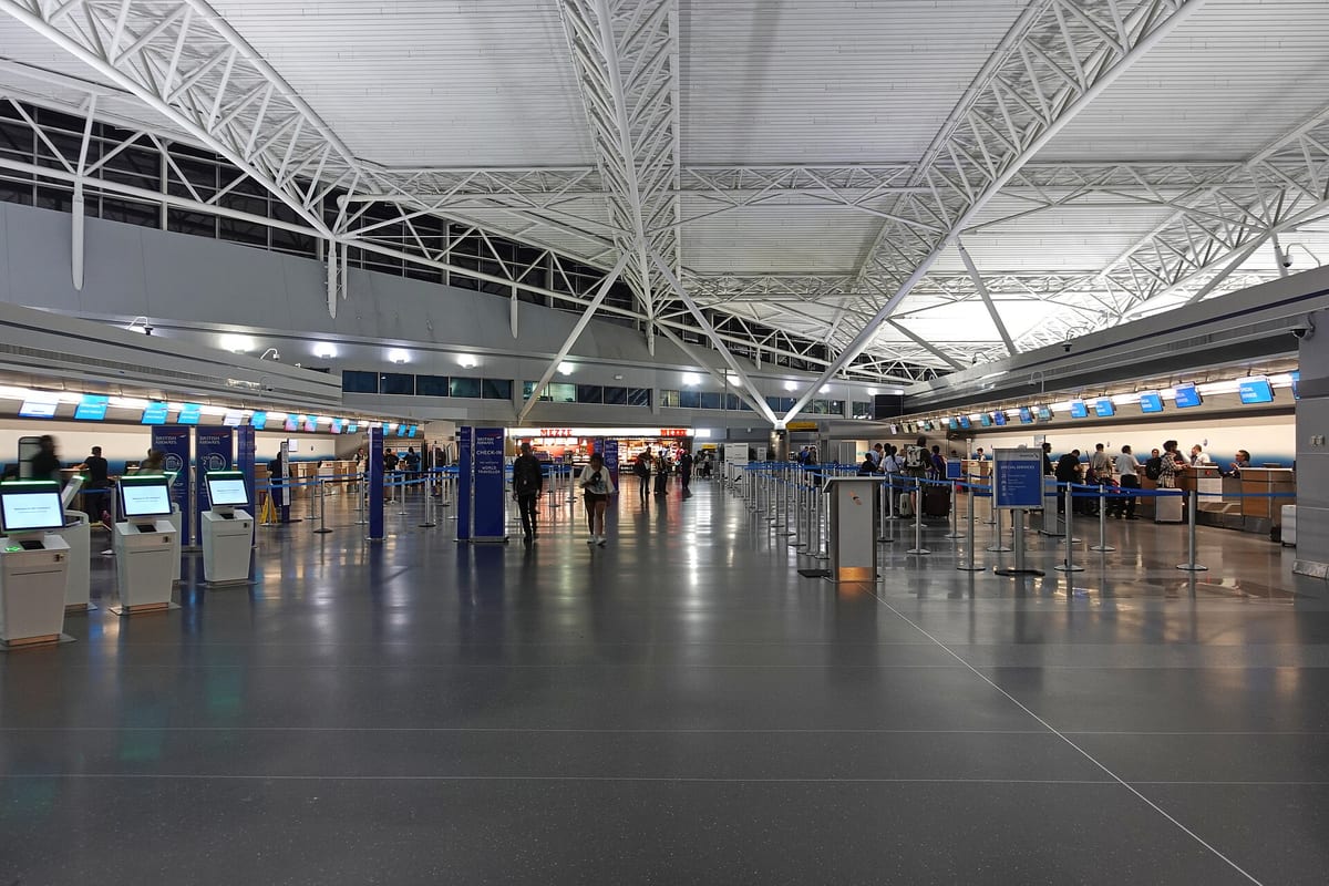 Odletová hala terminálu 8 na letisku JFK s prepážkami na odbavenie pod oceľovou strechou