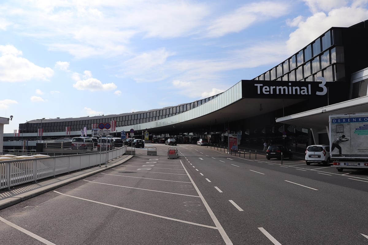 Príjazdová cesta k terminálu 3 na letisku Viedeň Schwechat s veľkým nápisom Terminal 3 nad vchodom