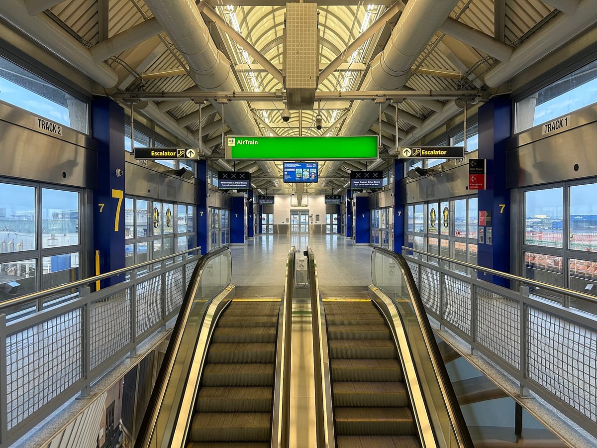Eskalátory na stanici vláčika AirTrain pri termináli 7 na letisku JFK