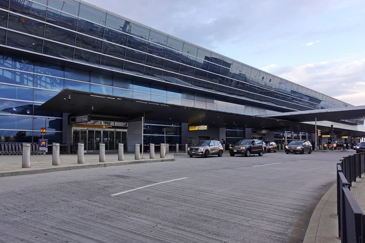 Presklená budova terminálu 8 na letisku JFK v New Yorku a autá pri vchode na odletovej úrovni