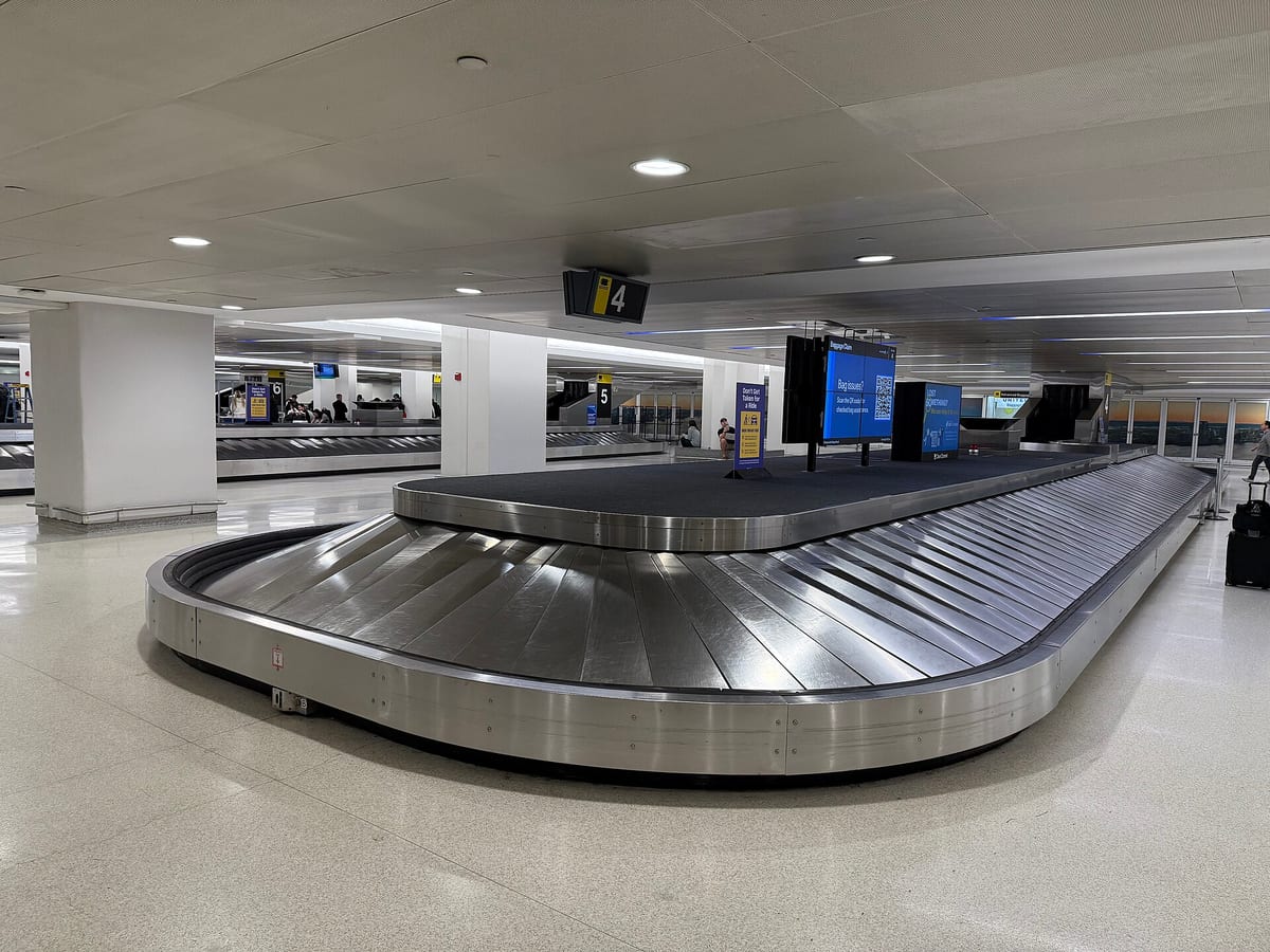 Pás na výdaj batožiny v termináli C na letisku Newark Liberty pri New Yorku