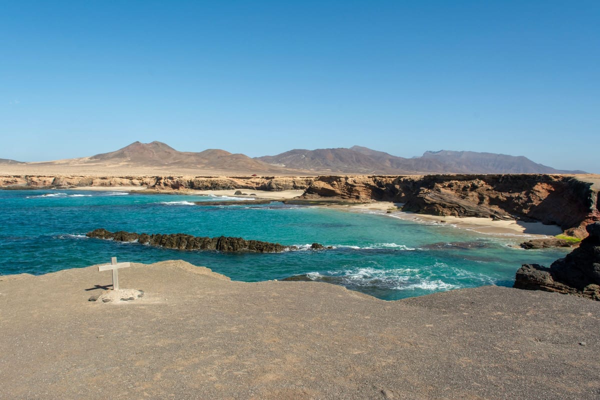 Tyrkysová zátoka Playa de Ojos pod útesmi na polostrove Jandía