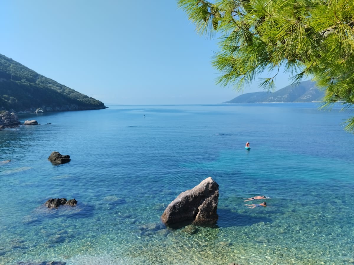Priezračné more a skaly pri pláži vo Vasiliki na Lefkade