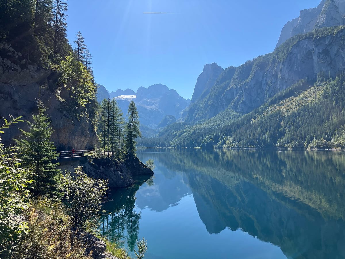 Predné jazero Gosausee, v ktorom sa zrkadlia skaly a ľadovec Dachstein