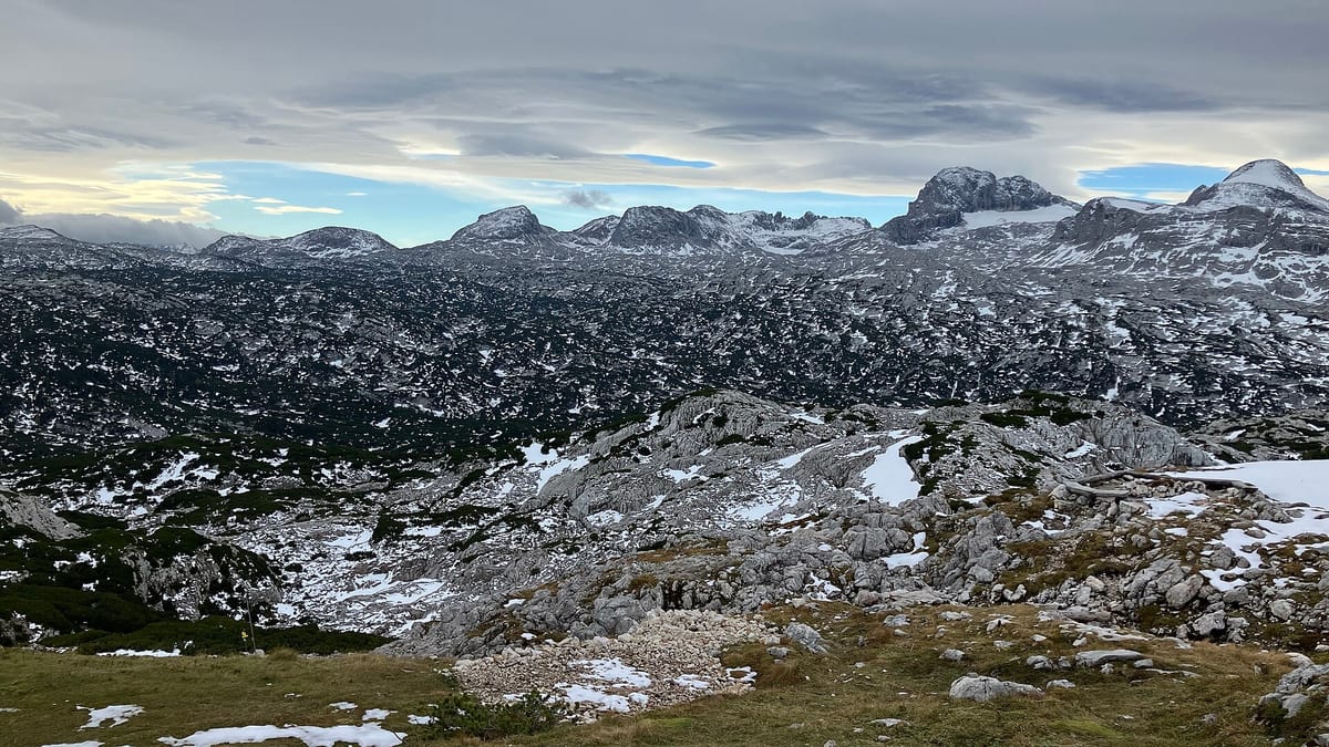 Kamenistá planina Dachsteinu so snehom v škrapoch, fotená z Krippensteinu v októbri