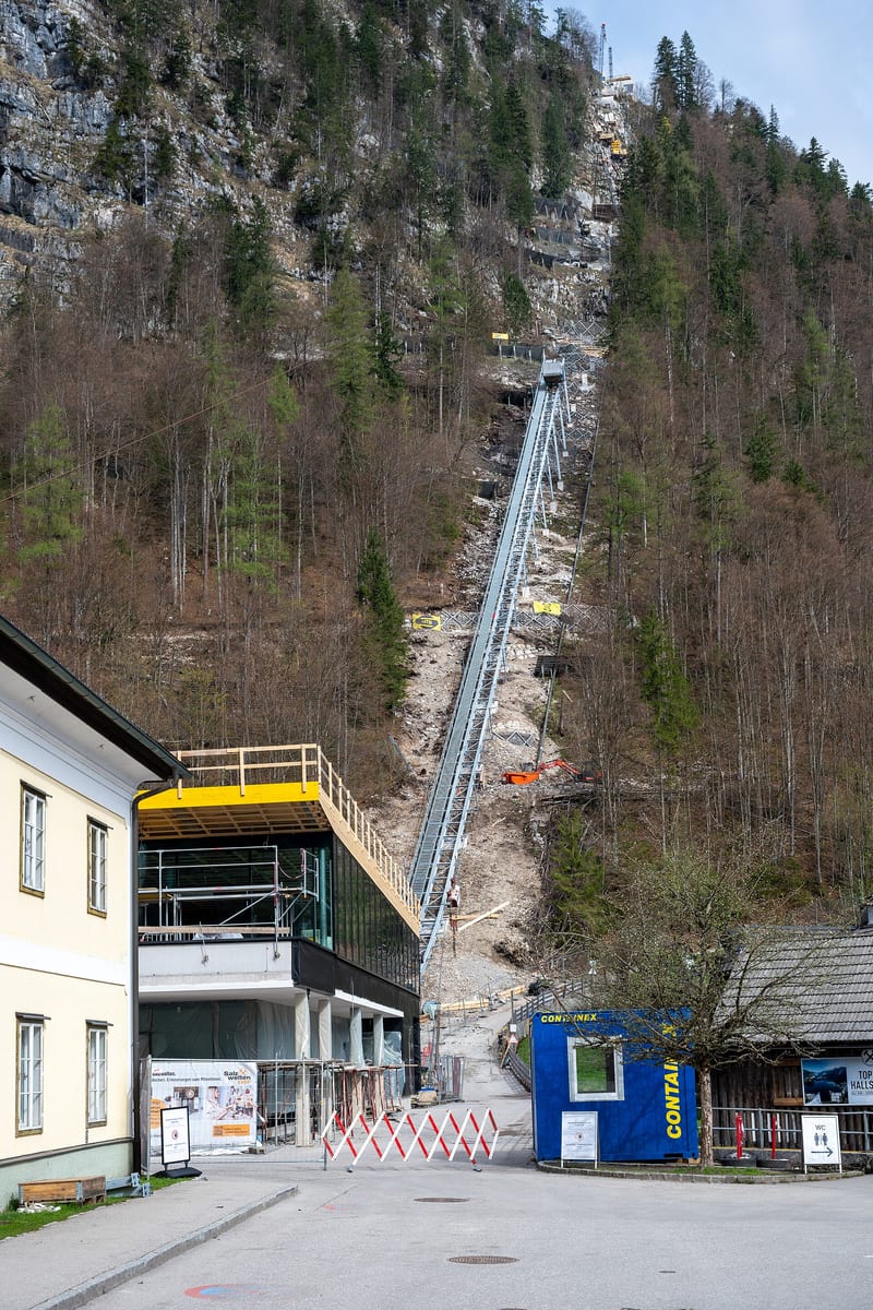 Trať pozemnej lanovky Salzbergbahn stúpa lesom z Hallstattu k soľnej bani