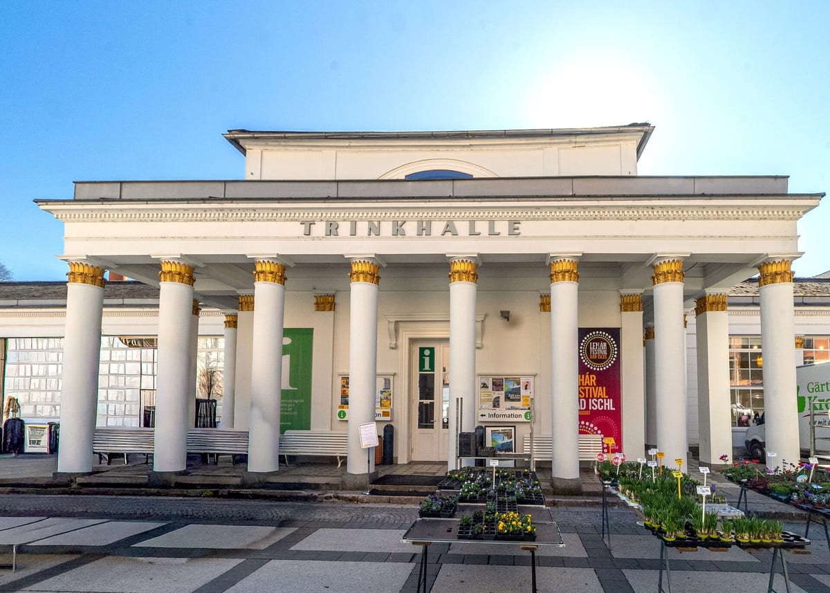 Klasicistická budova Trinkhalle so stĺpmi v centre kúpeľného mesta Bad Ischl
