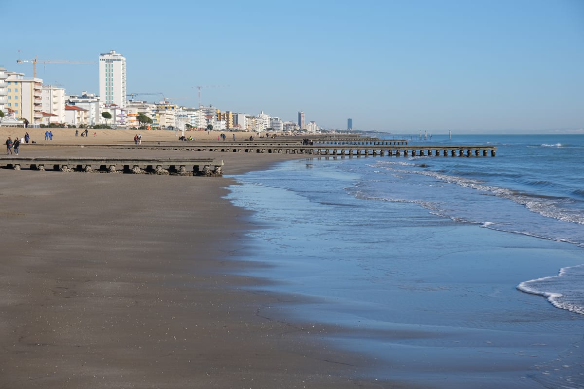 Široká piesočná pláž a móla v Lido di Jesolo mimo sezóny
