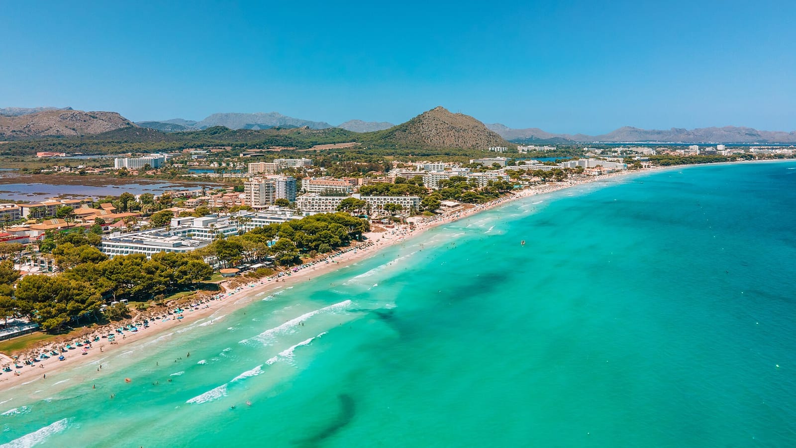 Tyrkysové more a dlhá piesočná pláž Platja de Muro na severe Mallorky zo vzduchu