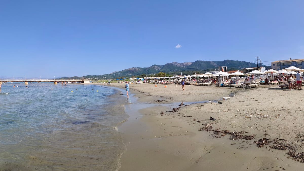 Piesočná pláž s plytkým morom v Rode na severe Korfu