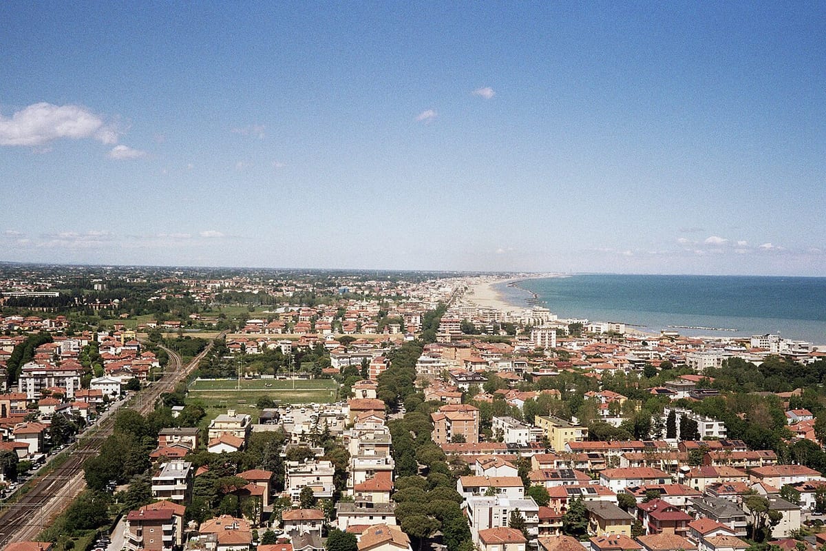 Pobrežie Rimini s dlhou piesočnou plážou zhora