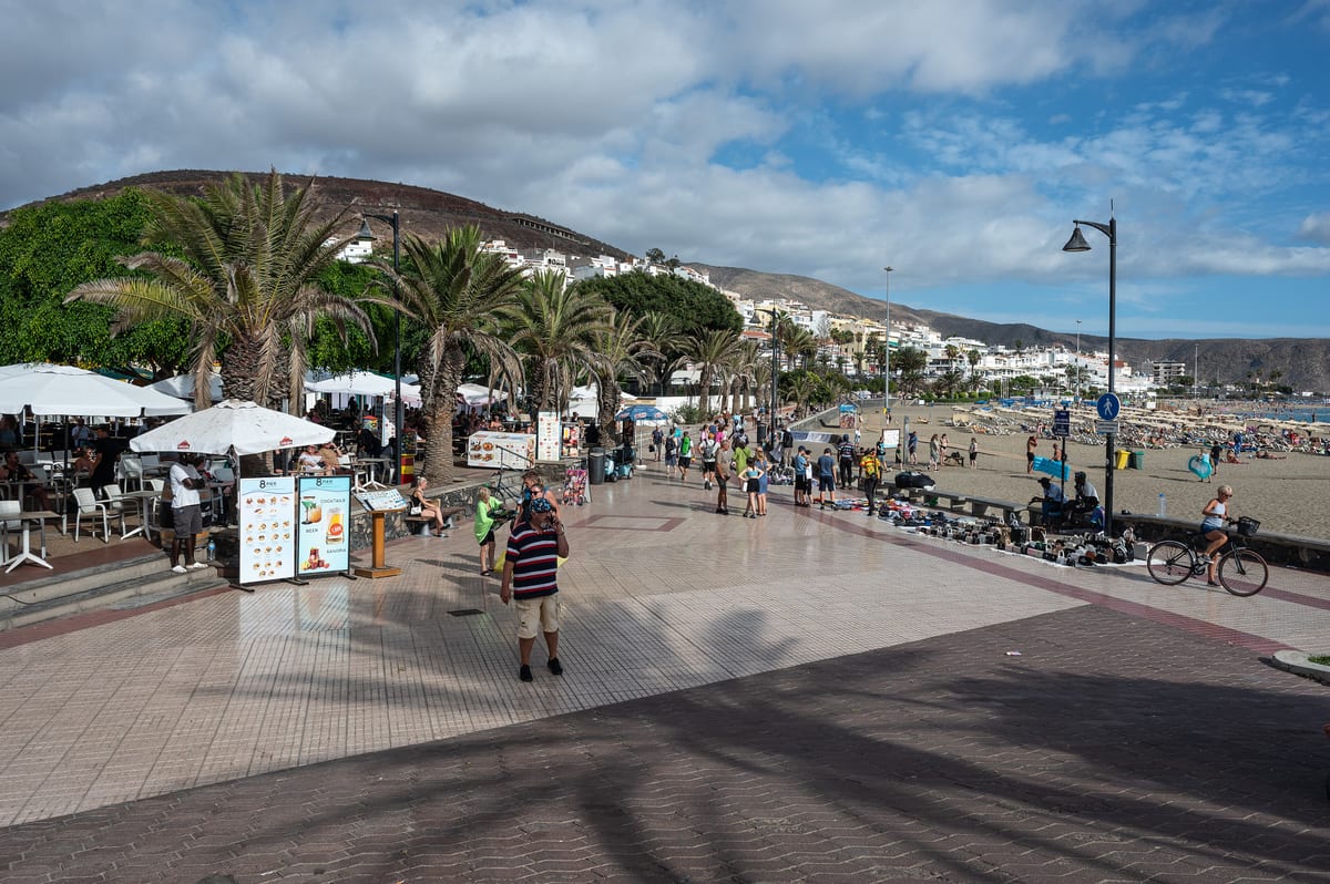 Promenáda a pláž Las Vistas pri Playa de las Américas na juhu Tenerife.