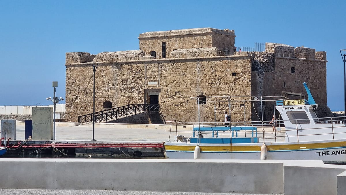 Stredoveký hrad v prístave Pafos na Cypre