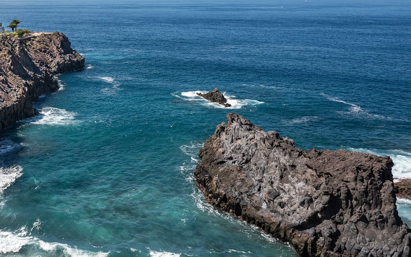 Lávové útesy a Atlantický oceán pri Los Gigantes na Tenerife