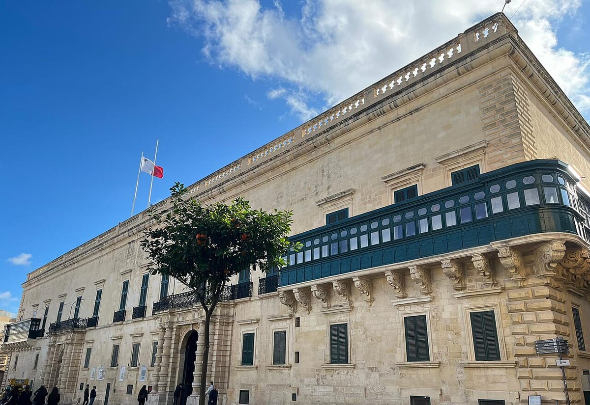 Veľmajstrovský palác so zeleným krytým balkónom vo Vallette na Malte