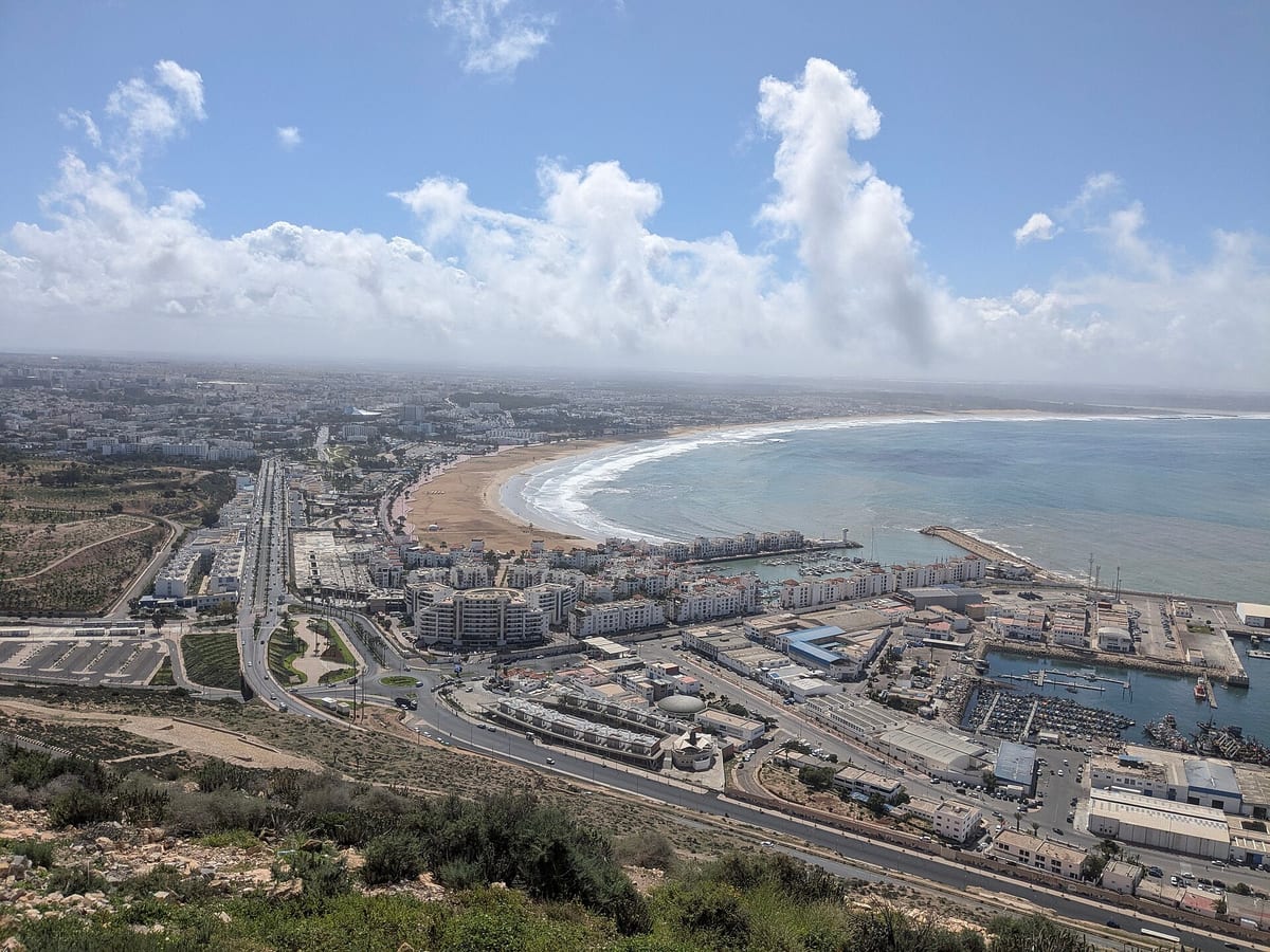 Záliv a pláž v Agadire z kopca Agadir Oufella