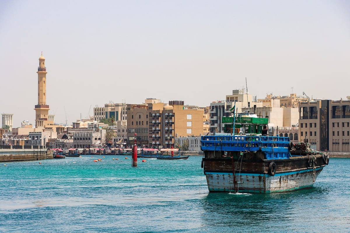 Drevená nákladná loď na Dubai Creek pred starou časťou mesta