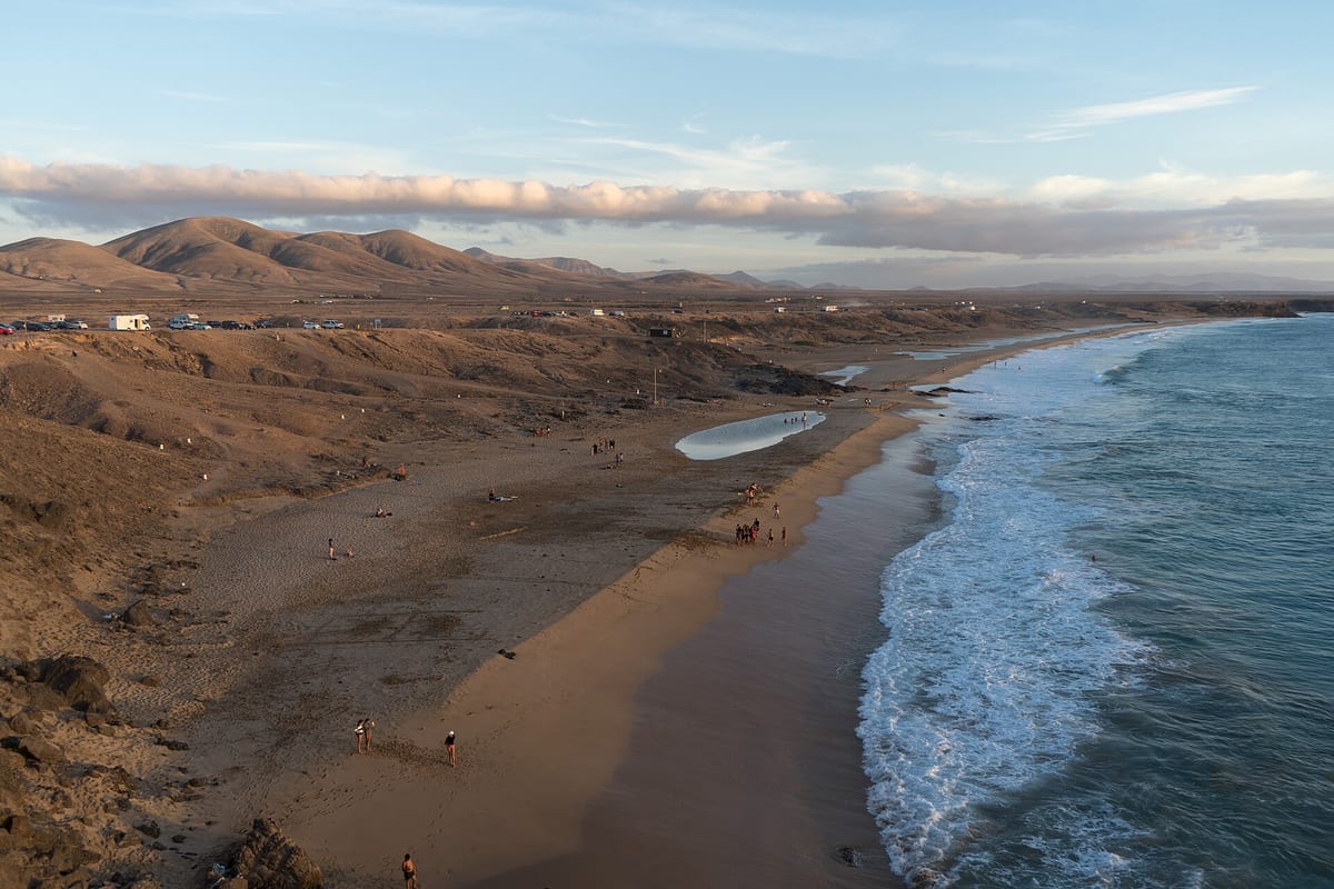 Dlhá piesočná pláž Playa del Castillo pri El Cotillo na Fuerteventure