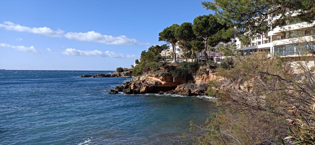 Skalnaté pobrežie a hotely pri zátoke Santa Ponça na Mallorke