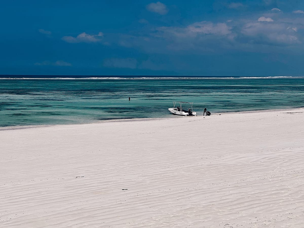 Biela pláž a tyrkysová lagúna v Matemwe na Zanzibare
