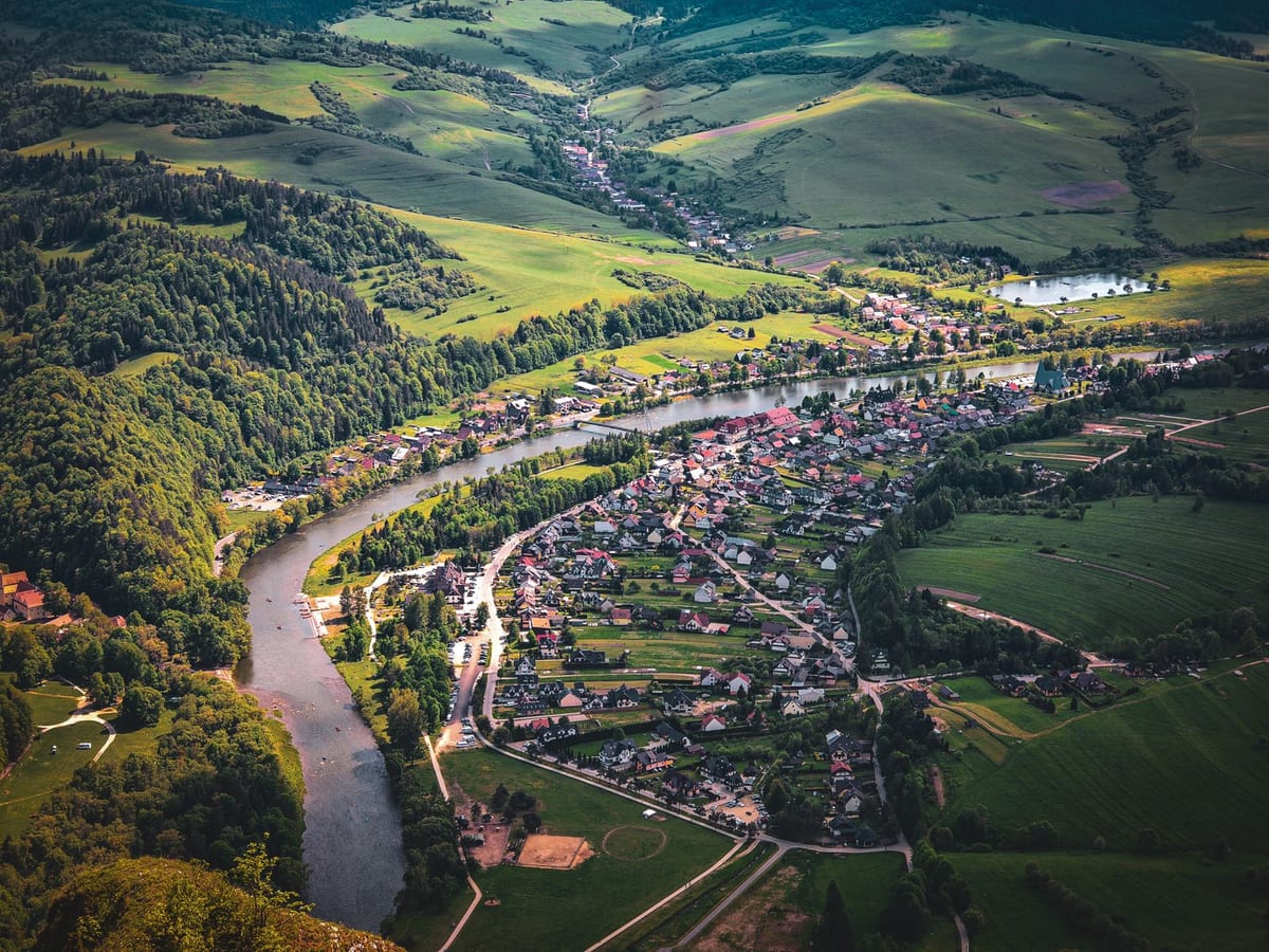 Červený Kláštor a meander Dunajca v Pieninách z vtáčej perspektívy