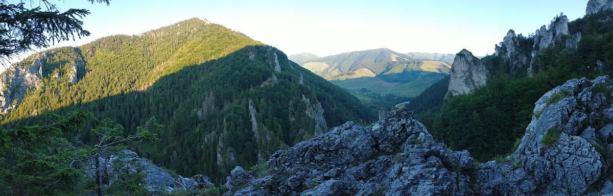 Panoráma Vrátnej doliny so zalesnenými hrebeňmi Malej Fatry