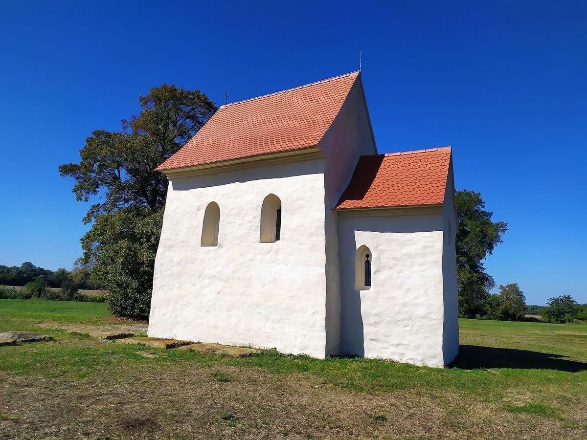 Malý biely kostol svätej Margity s červenou strechou na lúke pri Kopčanoch